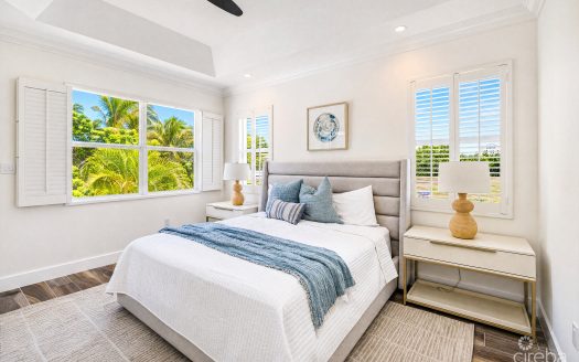THE SHORES FAMILY HOME WITH SWIMMING POOL