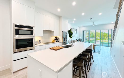 AURA 2 BED PLUS DEN, 2.5 BATH TOWNHOUSE