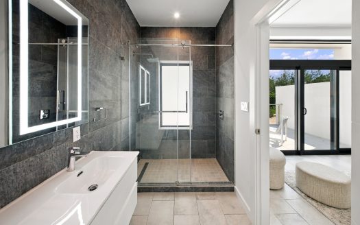 AVAILABLE IMMEDIATELY! LUXURY 4-BEDROOM RESIDENCE IN BAHIA, SOUTH SOUND