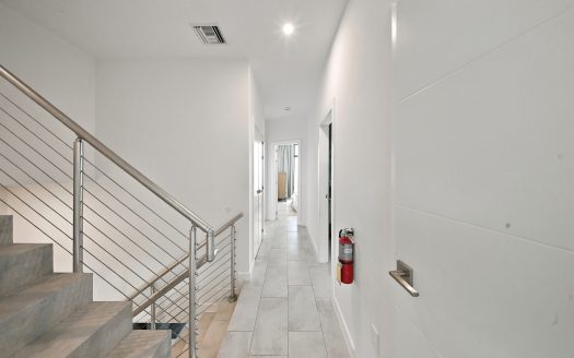 AVAILABLE IMMEDIATELY! LUXURY 4-BEDROOM RESIDENCE IN BAHIA, SOUTH SOUND